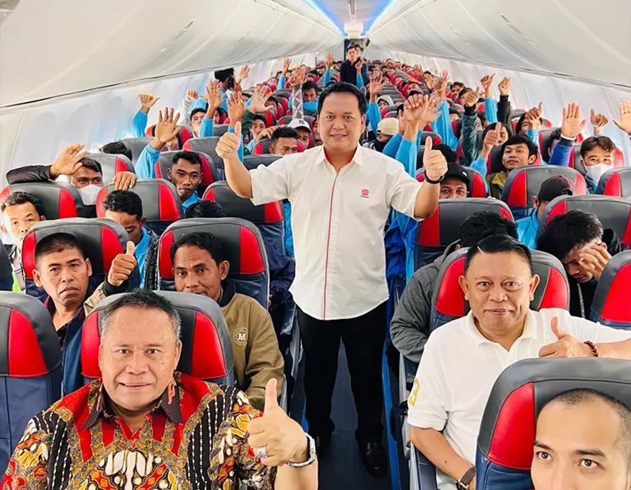 Berangkatkan PMI ke Malaysia dengan Pesawat Carter